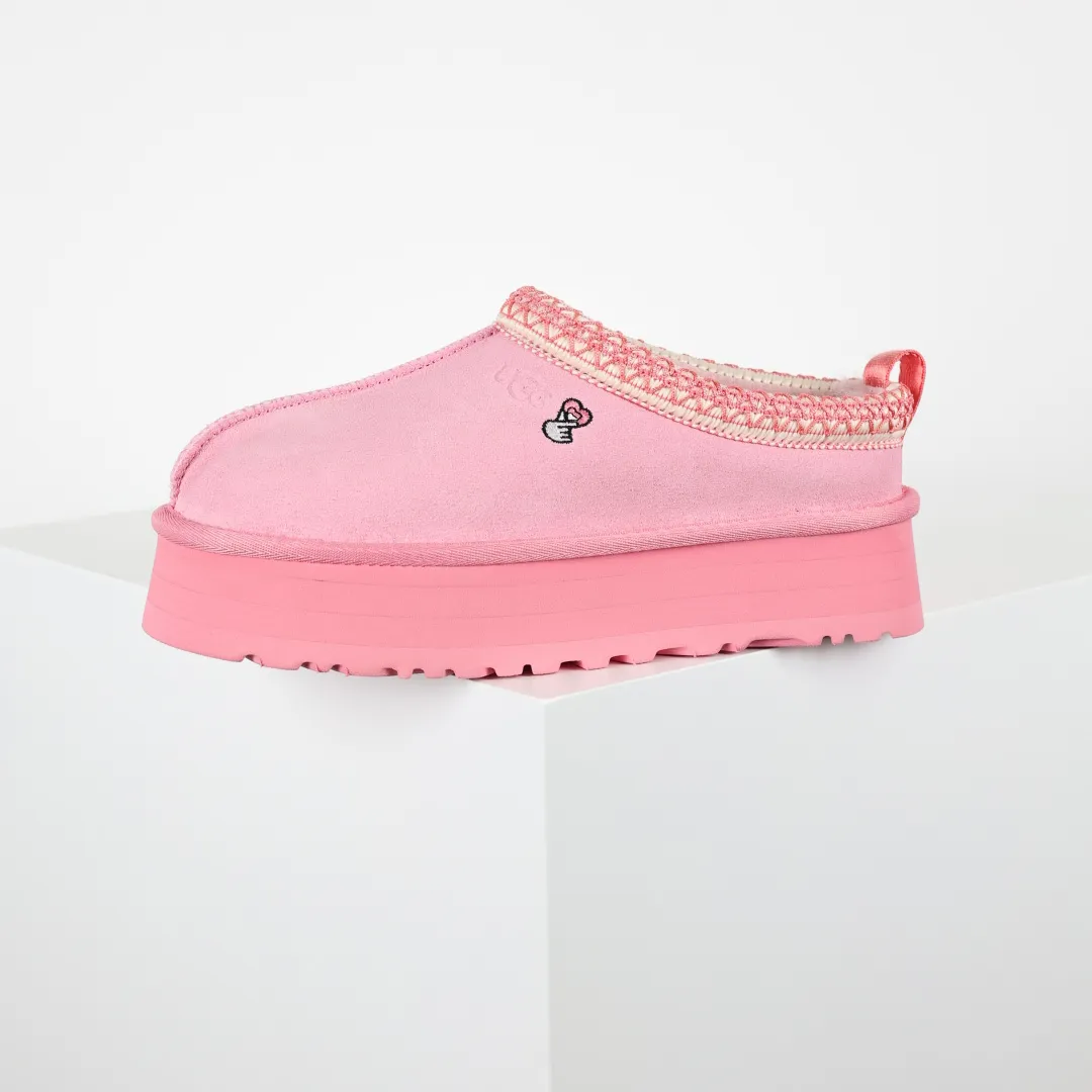 Copy price 💰560 Core recommendation of good price 5cm thick sole, independently developed original outsole, cashmere insole, keeping warm in winter, suitable for home use. In the new year, uug launched a style series, which is partially geared towards the preferences of young consumers. It has also moved to the forefront of fashion trends. Shoe body material, water-repellent coated suede upper, 17 mm UGGPURE™ implanted wool insole, lightweight non-slip and comfortable rubber outsole, with brand LOGO and trademark, with full package Size: 35 36 37 38 39 40